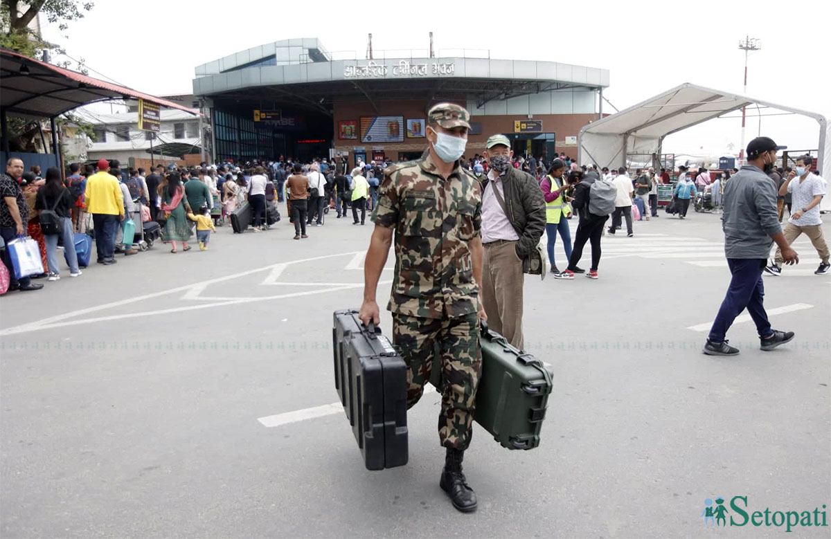 विमानस्थलमा सर्च अपरेसन गरेर फर्कदै नेपाली सेनाका अधिकारी। तस्बिरः नवीनबाबु गुरूङ/सेतोपाटी